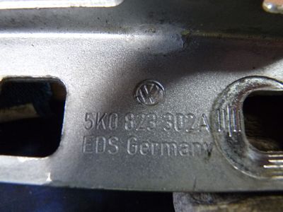 VW GOLF 5 1.9 TDI BXE KLAPPE rechts vorne 5K0823302A / 5K0 823 302 A ORIGINAL gebraucht - SCHARNIER