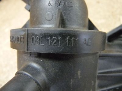 VW PASSAT 2.0 TDI Thermostatgehäuse / 03L 121 111 AE ORIGINAL gebraucht - 03L121111AE
