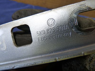 VW GOLF 5 1.9 TDI BXE KLAPPE links vorne 5K0823301A / 5K0 823 301 A ORIGINAL gebraucht - SCHARNIER