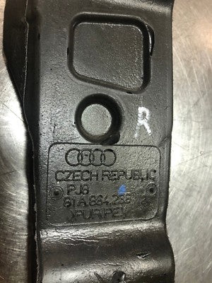 AUDI Q2 Orig. Dämpfung für vorne L + R Kotflügel 81A864235 ORIGINAL gebraucht - 81A864236