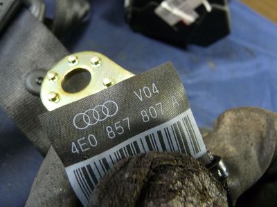 Audi A8 3.0 TDI V6 Quattro Gurtstraffer Gurt hinten mitte 4E0857807A