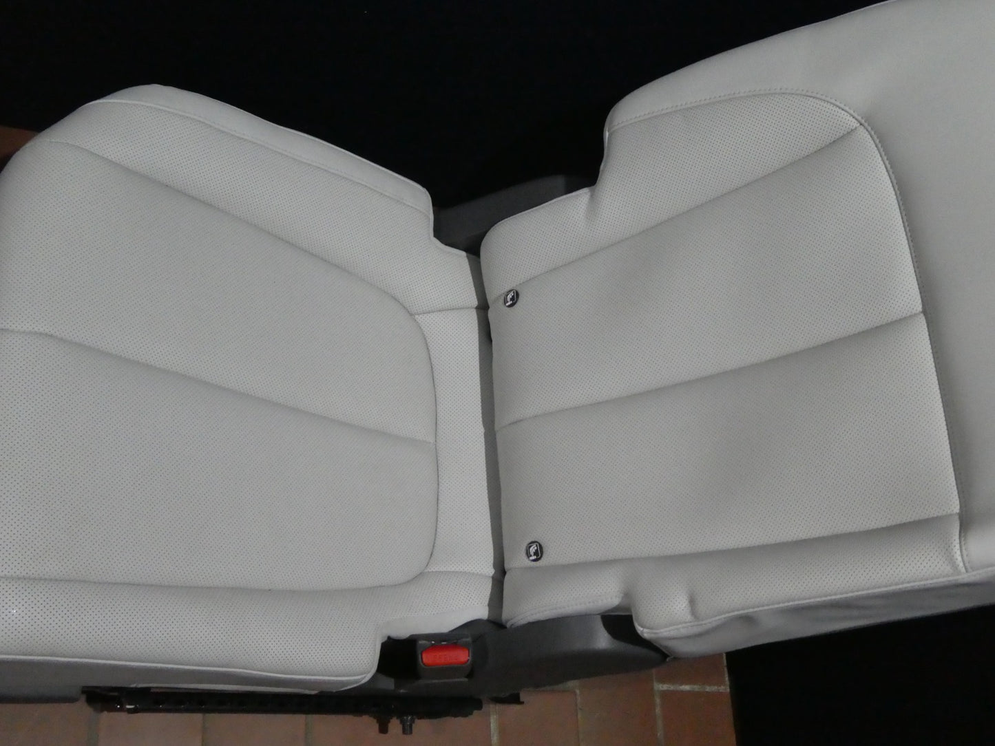 HYUNDAI IONIQ 5 Leder Sitze Hinten Recht Weiß Ausstattung wie NEU ORIGINAL gebraucht - reichhaltigste