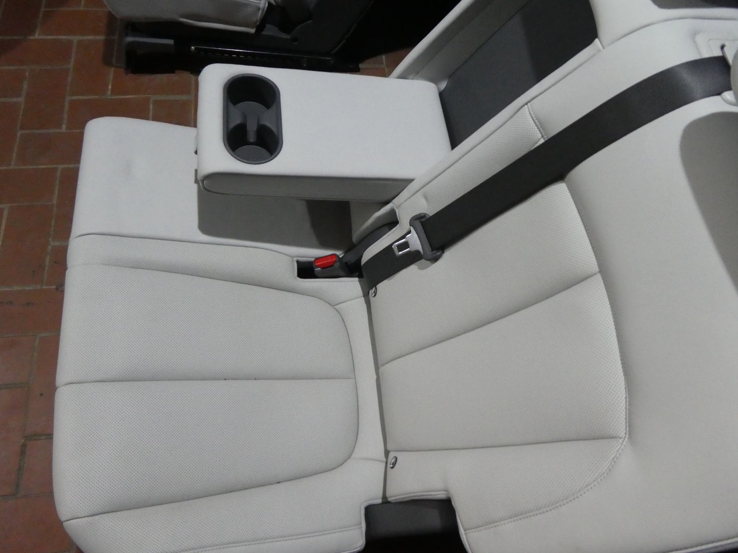 HYUNDAI IONIQ 5 Leder Sitze Hinten Links Weiß Ausstattung wie NEU ORIGINAL gebraucht - reichhaltigste