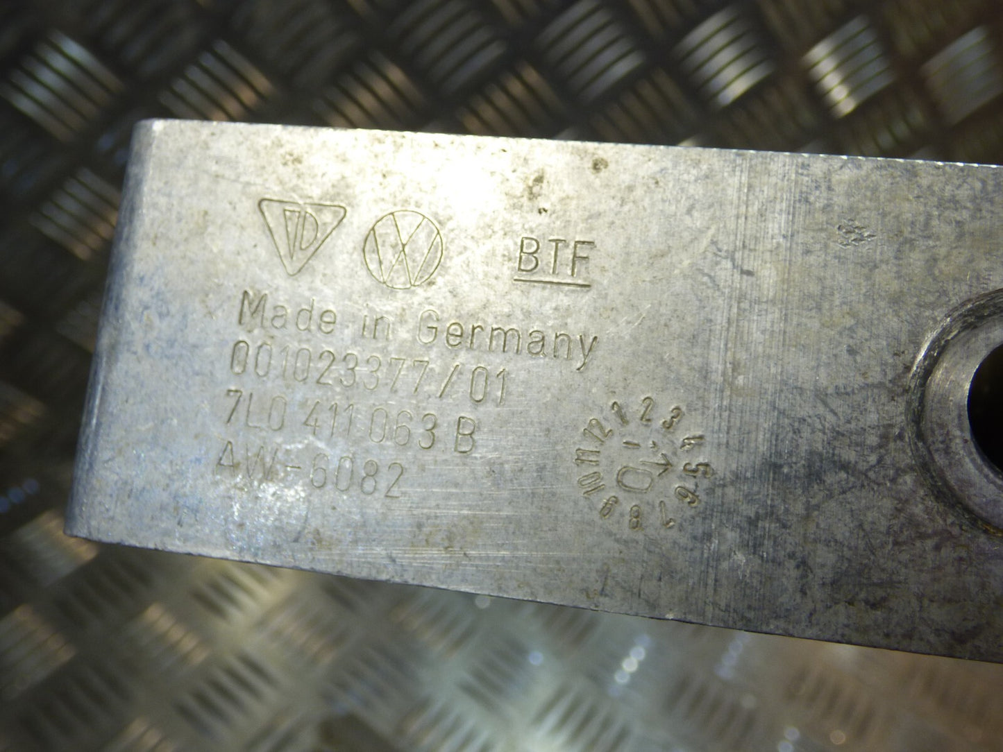 Porsche Cayenne 92A Halter Träger 7L0411063B ORIGINAL gebraucht - Stabilisator