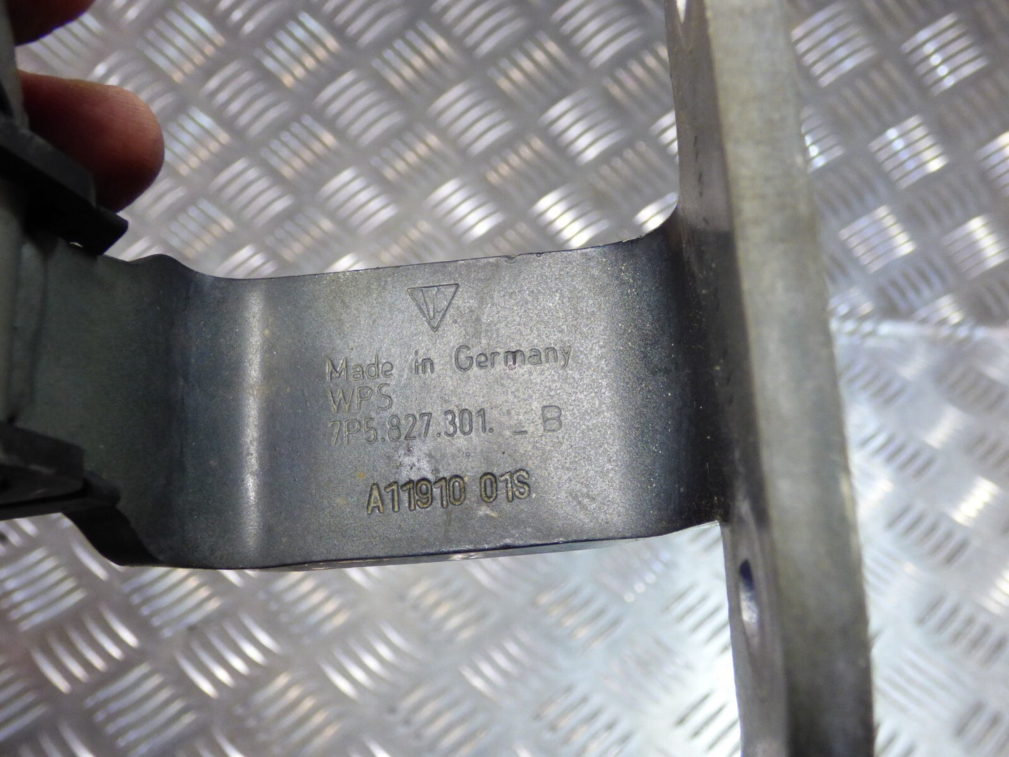 Porsche Cayenne 92A Kofferraumdeckel Scharnier Links 7P5827301 ORIGINAL gebraucht - Heckklappe