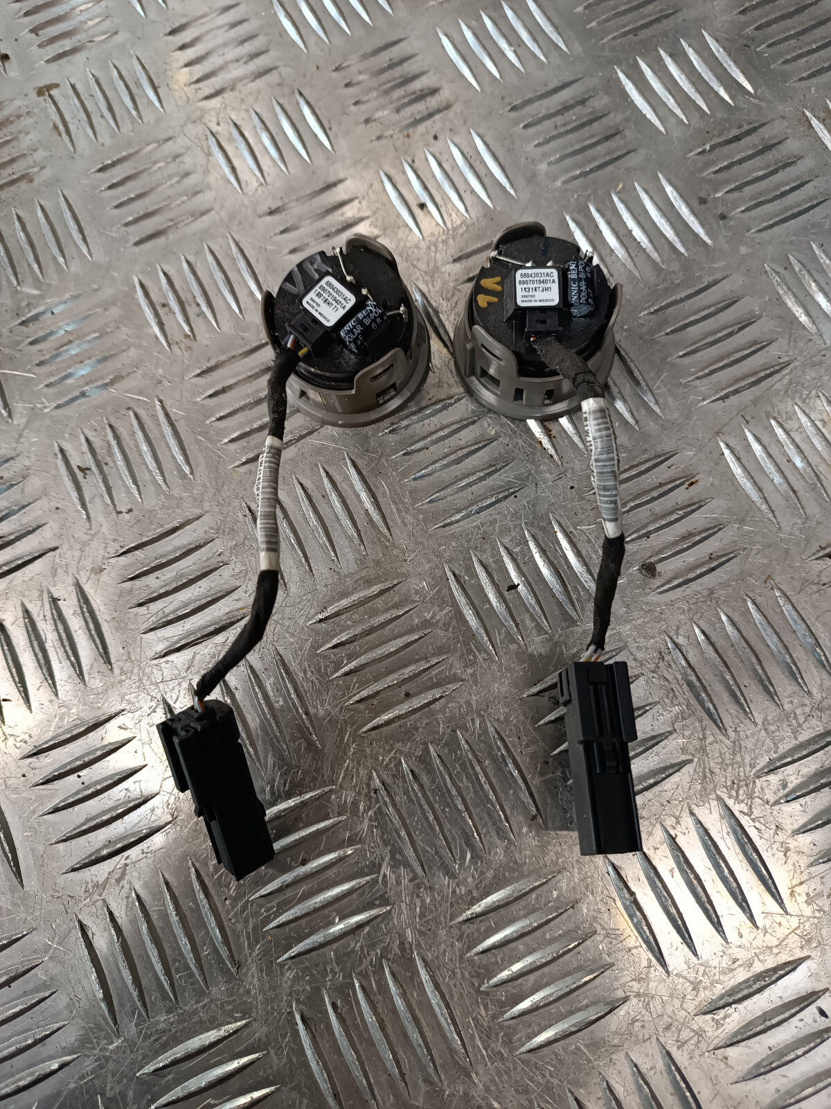 Jeep Grand Cherokee WK2 Lautsprecher Vorne 8907019401A ORIGINAL gebraucht - 68043031AC