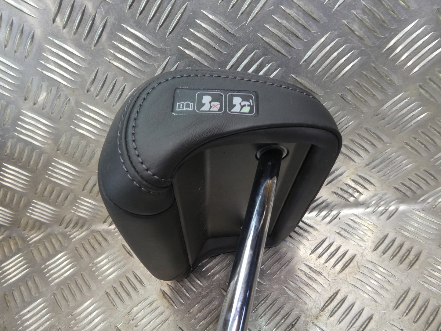 Porsche Macan 95B Schwarz Leder Kopfstütze hinten mitte ORIGINAL gebraucht - NEUWERTIG