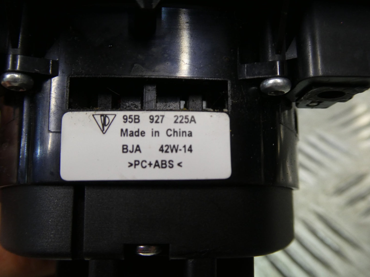 Porsche Macan 95B Feststellbremsschalter 95B927225A ORIGINAL gebraucht - Elektrischer
