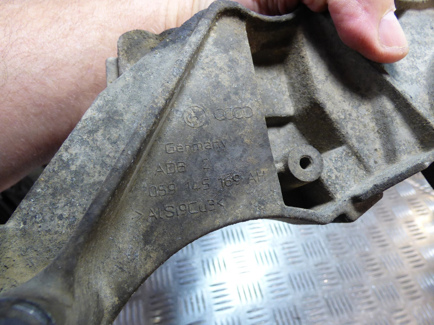 Porsche Cayenne 92A 3.0 TDI Servopumpe Halterung ORIGINAL gebraucht - 059145169AH