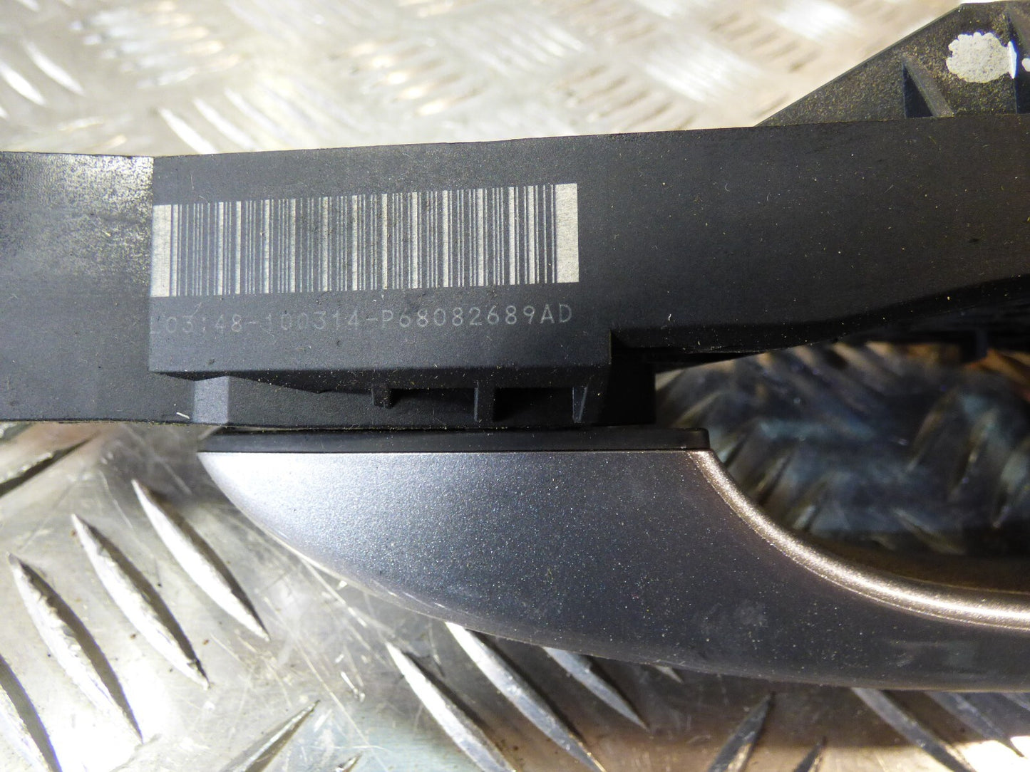 Jeep Cherokee KL 2015 Türgriff Hinten Links silber ORIGINAL gebraucht - P68082689AD