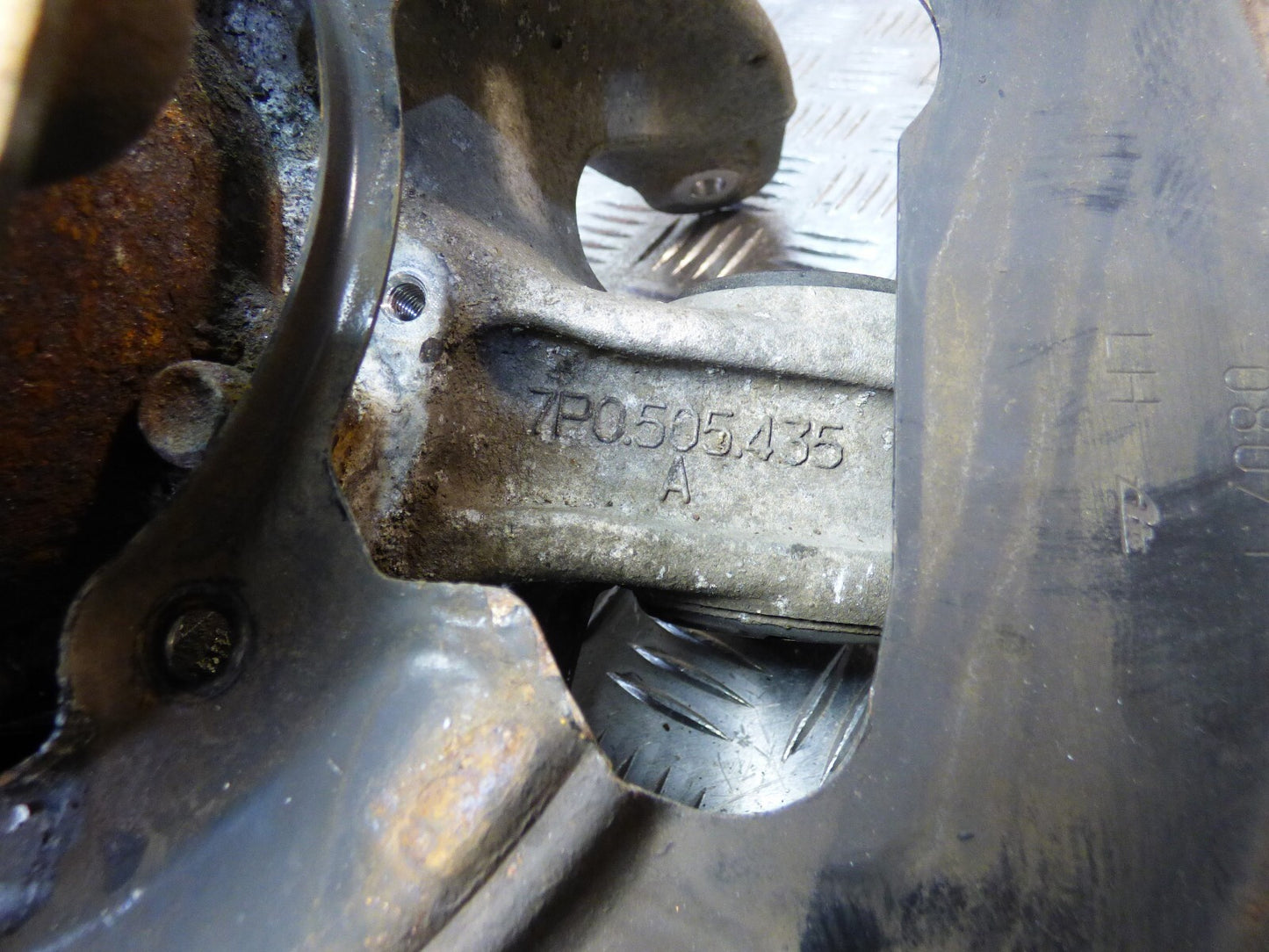 Porsche Cayenne II 92A hinten links 7P0609403D 7P0505435A ORIGINAL gebraucht - Achsschenkel