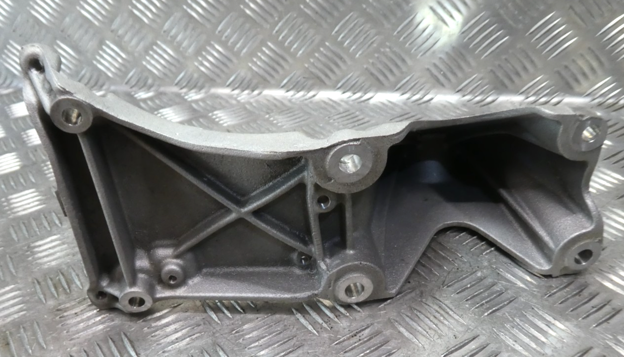 Porsche 3.0 E-Hybrid Motorhalter motor halterung Links 7P0199307 ORIGINAL gebraucht - Panamera