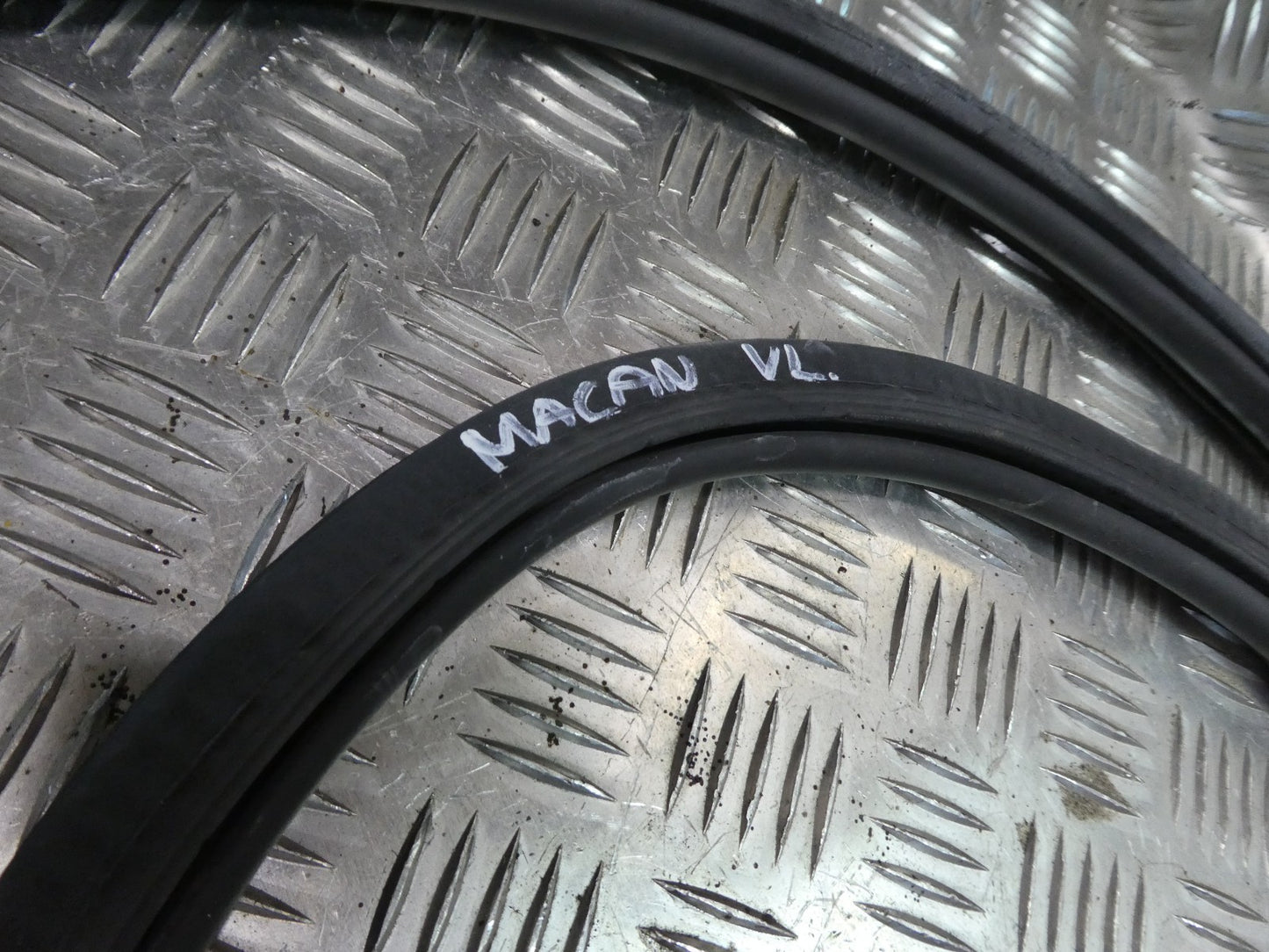PORSCHE MACAN 2014-18 Türdichtung Vorne Links 95B831721B ORIGINAL gebraucht - Gummidichtung