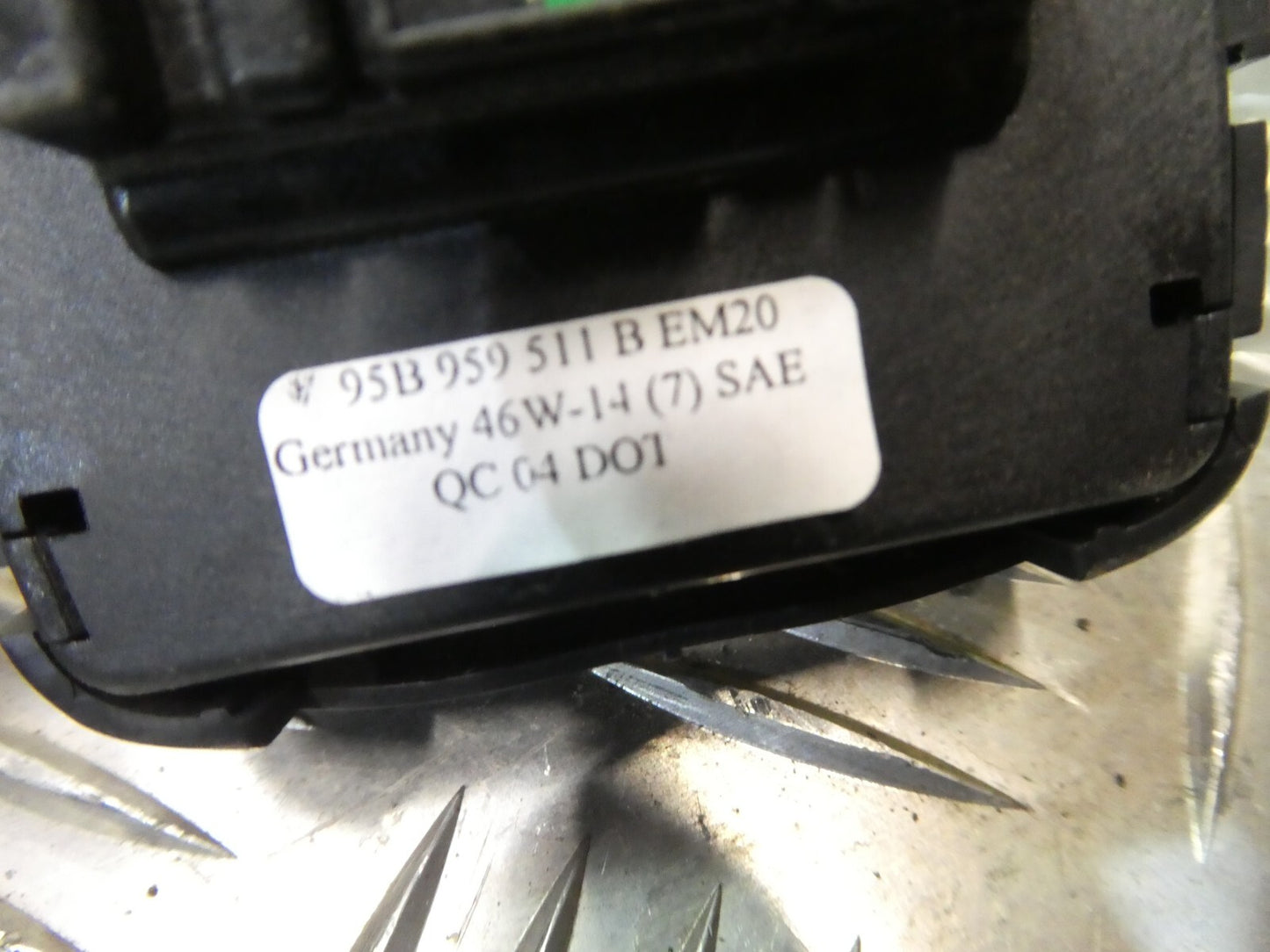 Porsche Macan 95B Absenkung des Fahrzeughecks 95B959511B EM20 ORIGINAL gebraucht - Schalter