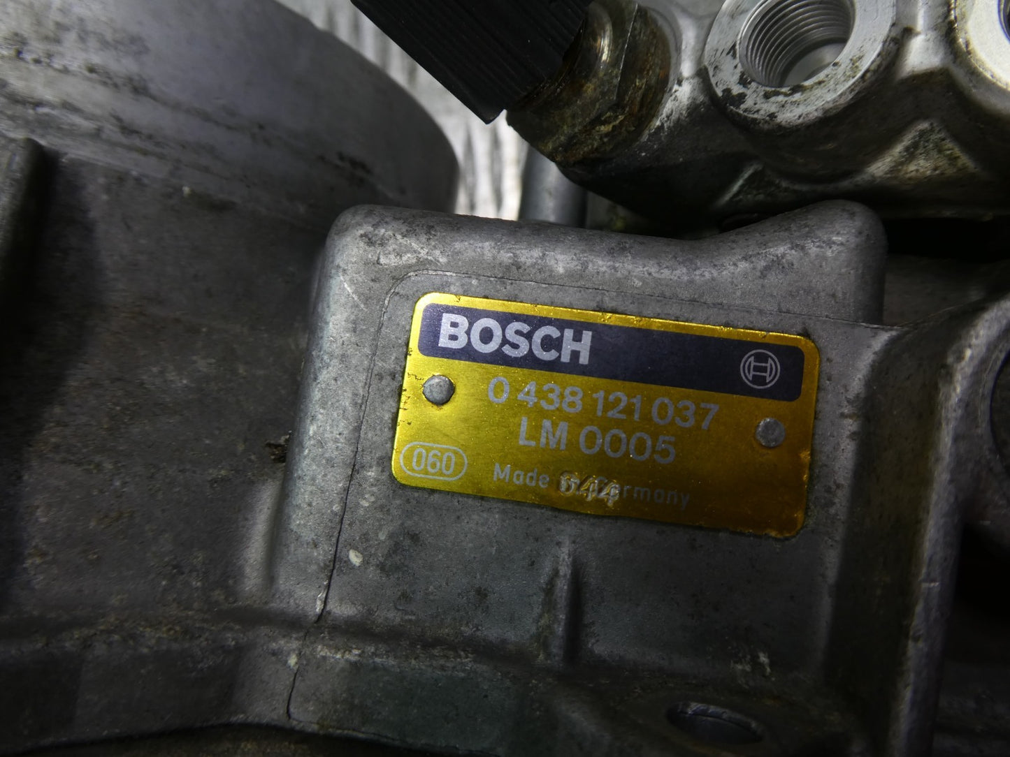 Mercedes-Benz W126 C126 Mengenteiler für Einspritzanlage 0438121037 ORIGINAL gebraucht - 0438101016