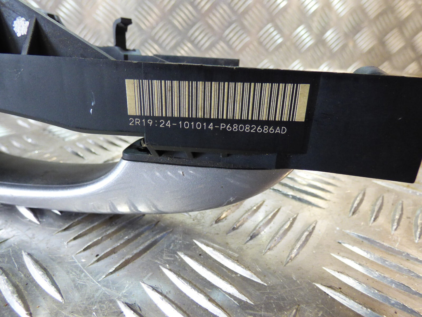 Jeep Cherokee KL 2015 Türgriff Vorne Rechts Kessy Keyless Go silber ORIGINAL gebraucht - P680826876AD