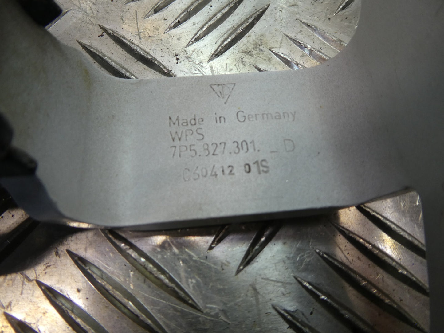 Porsche Cayenne 92A Heckklappescharnier links 7P5827301D+ 7P5827699A gebraucht - Original