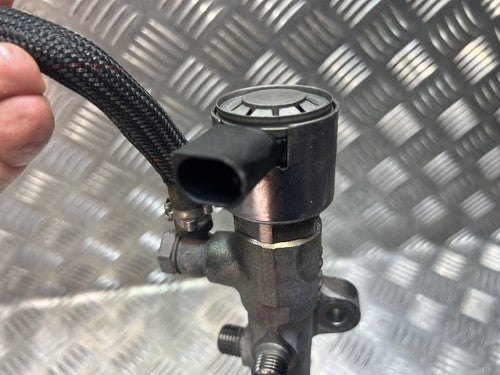 Mercedes Sprinter W906 2.2 CDI Kraftstoffverteiler mit Sensor A6510700495