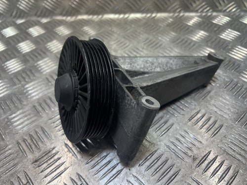 Mercedes Sprinter W906 2.2 CDI Umlenkrolle mit Halter Träger A6112341039