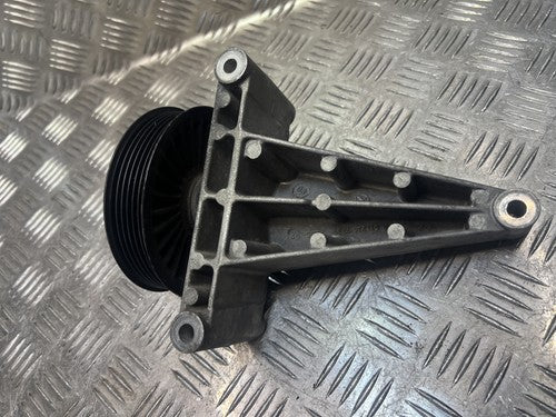 Mercedes Sprinter W906 2.2 CDI Umlenkrolle mit Halter Träger A6112341039
