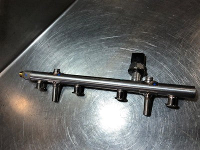VW AUDI SKODA TSI Einspritzleiste 06K133317H mit Drucksensor 06K906051A