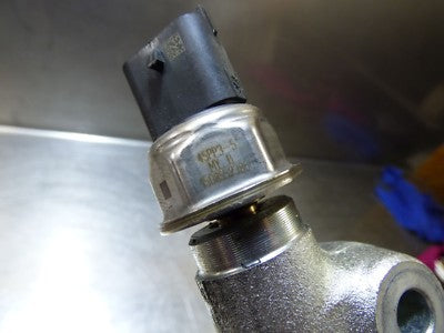 Opel Astra J 1.6 CDTI ORIGINAL gebraucht - Verteilerrohr 55570022 mit Kraftstoffdrucksonde 55571602