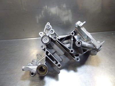 Opel Insignia 2.0 CDTI B20DTH  Hochdruckpumpe Ölfiltergehause Halter Konsol