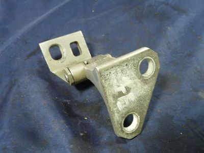 VW GOLF 5 1.9 TDI BXE Türscharnier vorne rechts / 1K0 831 402 M ORIGINAL gebraucht - 1K0831402M