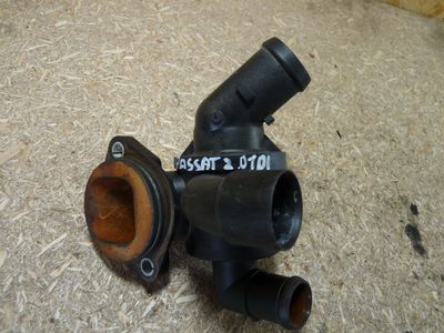 VW PASSAT 2.0 TDI Thermostatgehäuse / 03L 121 111 AE ORIGINAL gebraucht - 03L121111AE