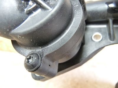 VW Golf 6 1.4 TSI Thermostatgehäuse mit Kühlwasserrohr 03C121118D / 03C121065B
