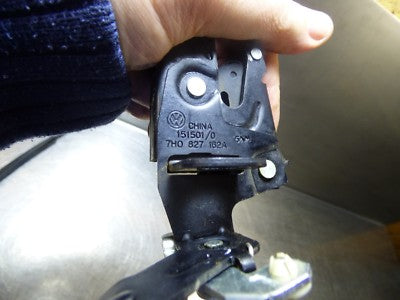 VW T5 7E 2011 Heckflügeltürschloß mit Seilzug oben rechts ORIGINAL gebraucht - 7H0827162A