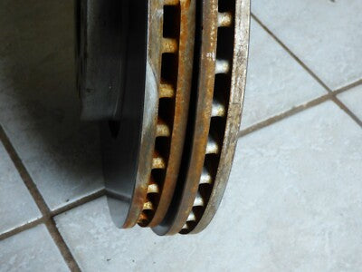 AUDI Q2 Orig. Bremssättel + Bremsscheibe Satz  Vorne R+L TRW NEUWERTIG ! 1150 km
