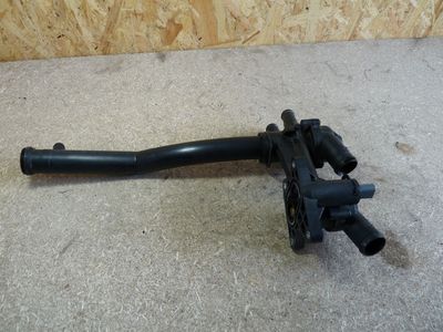 VW Golf 6 1.4 TSI Thermostatgehäuse mit Kühlwasserrohr 03C121118D / 03C121065B