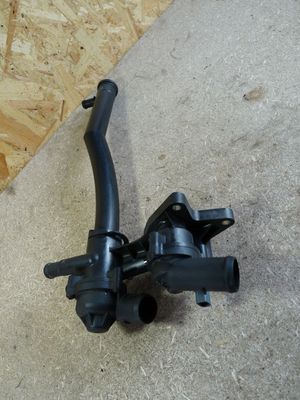 VW Golf 6 1.4 TSI Thermostatgehäuse mit Kühlwasserrohr 03C121118D / 03C121065B