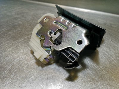 AUDI Q2 Orig.Heckklappenschloß Klappenschloß * NEUWERTIG * ORIGINAL gebraucht - 81A827505