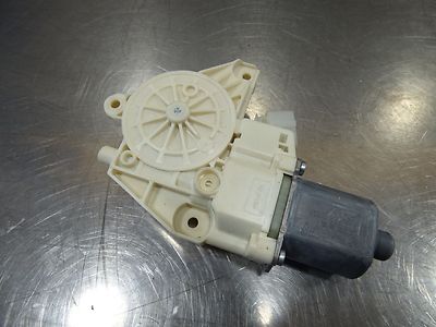 Mercedes-Benz A-Klasse W176 Fensterhebermotor vorne rechts A2469065200