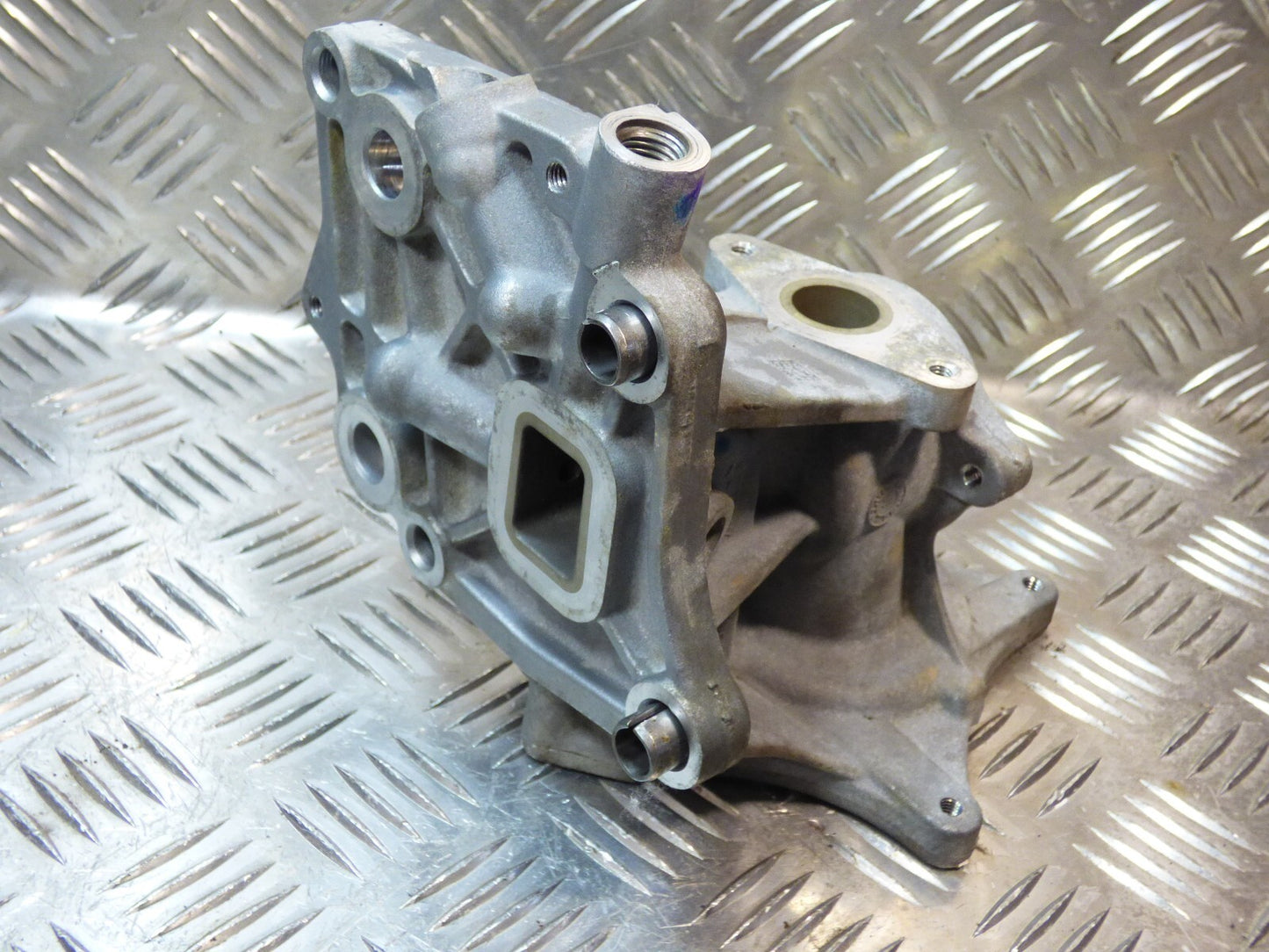 OPEL ASTRA K 1.4 Turbo Halter Gehäuse Wasserpumpe GM ORIGINAL gebraucht - 12641869