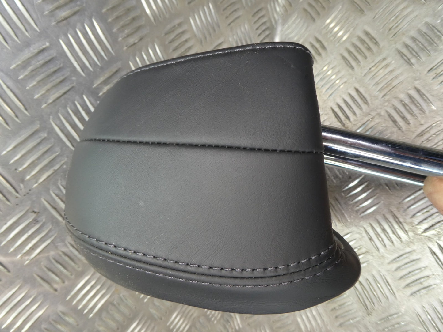 Porsche Macan 95B Schwarz Leder Kopfstütze hinten rechts o. links . ORIGINAL gebraucht - NEUWERTIG