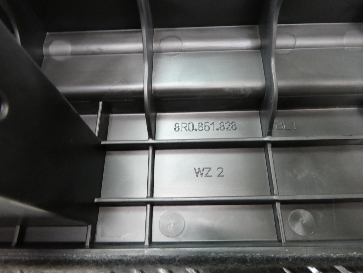 Porsche Macan 95B Füllstück Abdeckung Links schwarz 95B861828 ZG1EM20 ORIGINAL gebraucht - Kofferraum