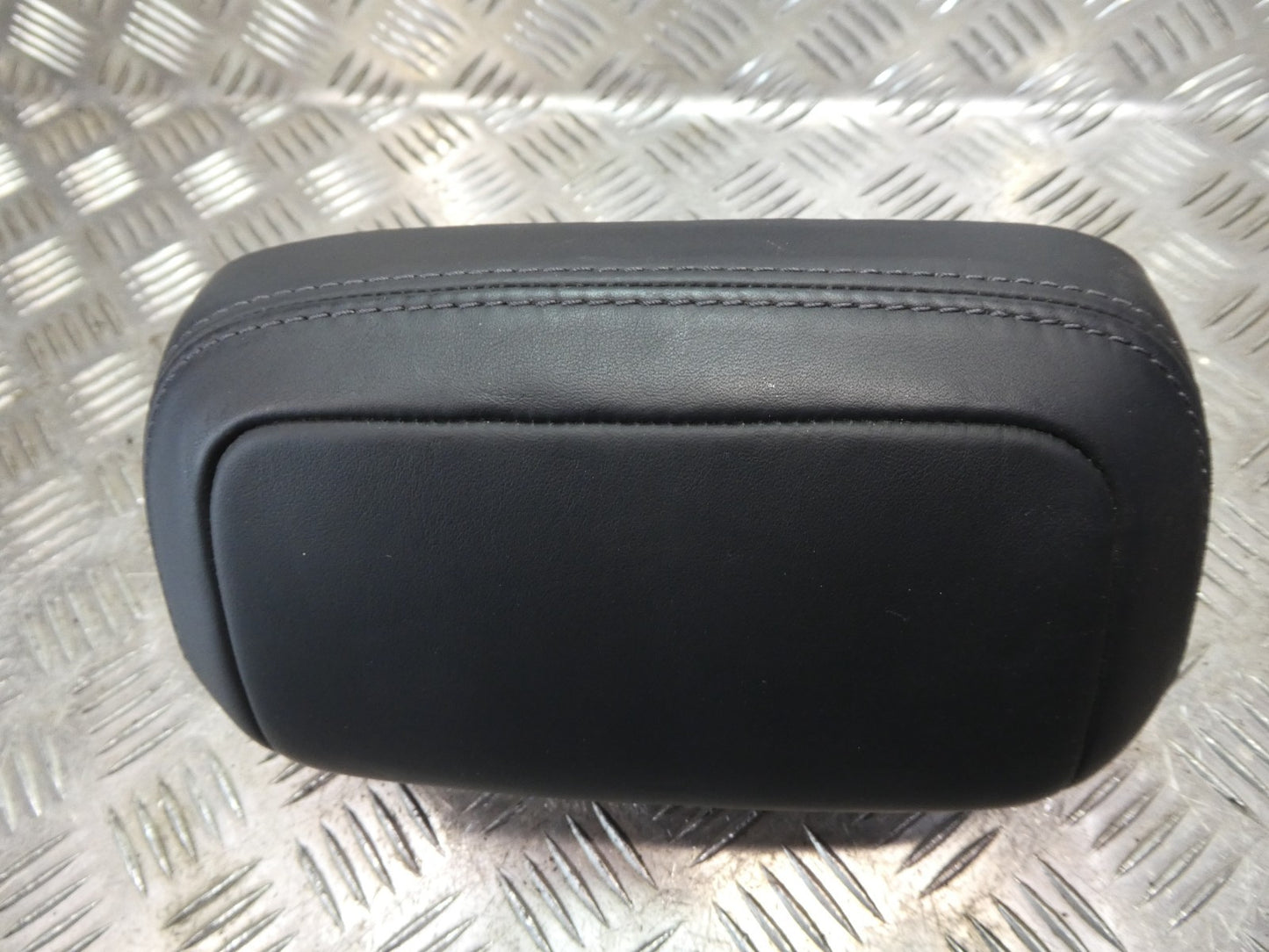 Porsche Macan 95B Schwarz Leder Kopfstütze hinten mitte ORIGINAL gebraucht - NEUWERTIG