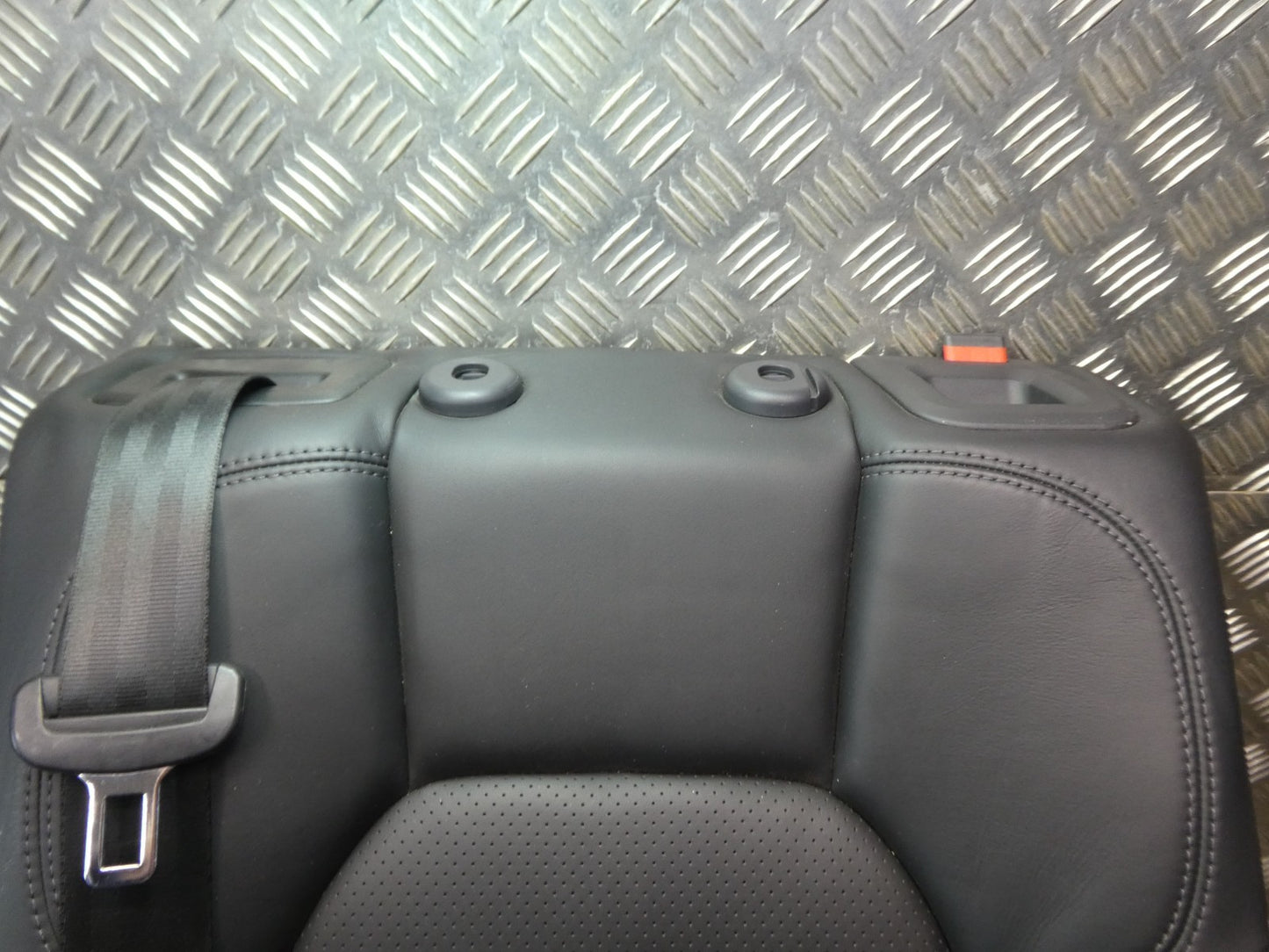 Porsche Macan 95B Schwarz Leder Stütze Sitze hinten links NEUWERTIG ORIGINAL gebraucht - Sitzlehne