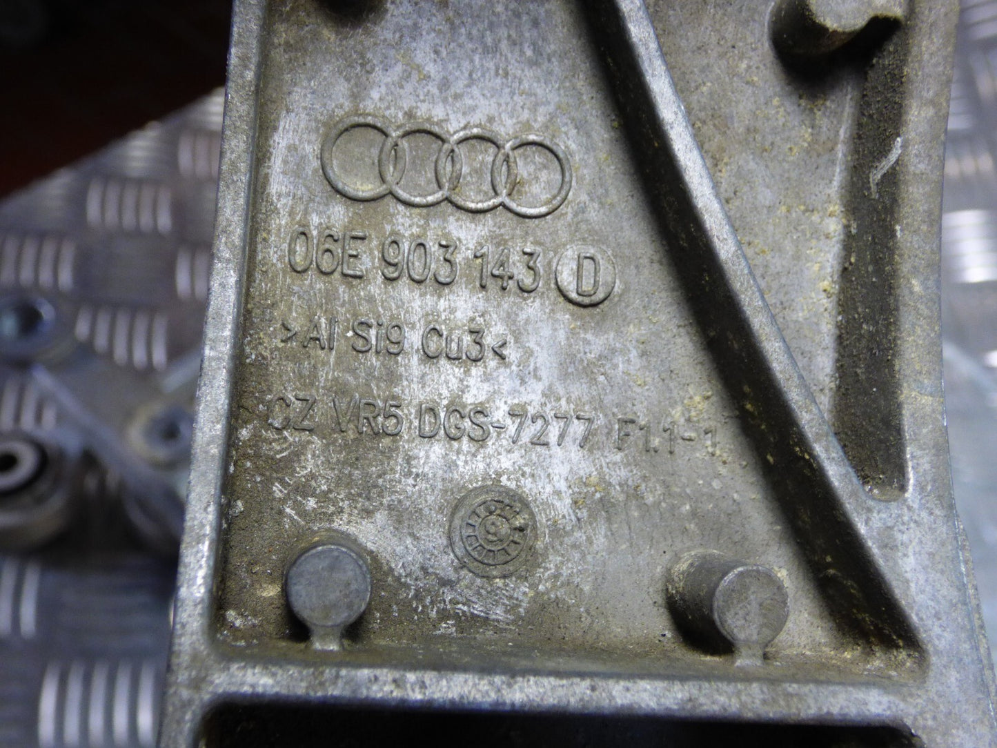Porsche Cayenne 92A Halter 06E903143D ORIGINAL gebraucht - Lichtmaschinenhalter