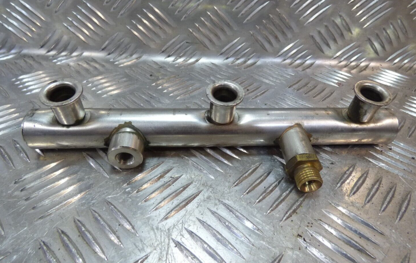 Porsche Cayenne 92A 3.0 Hybrid links Railrohr 06E130089D ORIGINAL gebraucht - Kraftstoffverteiler