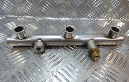 Porsche Cayenne 92A 3.0 Hybrid links Railrohr 06E130089D ORIGINAL gebraucht - Kraftstoffverteiler