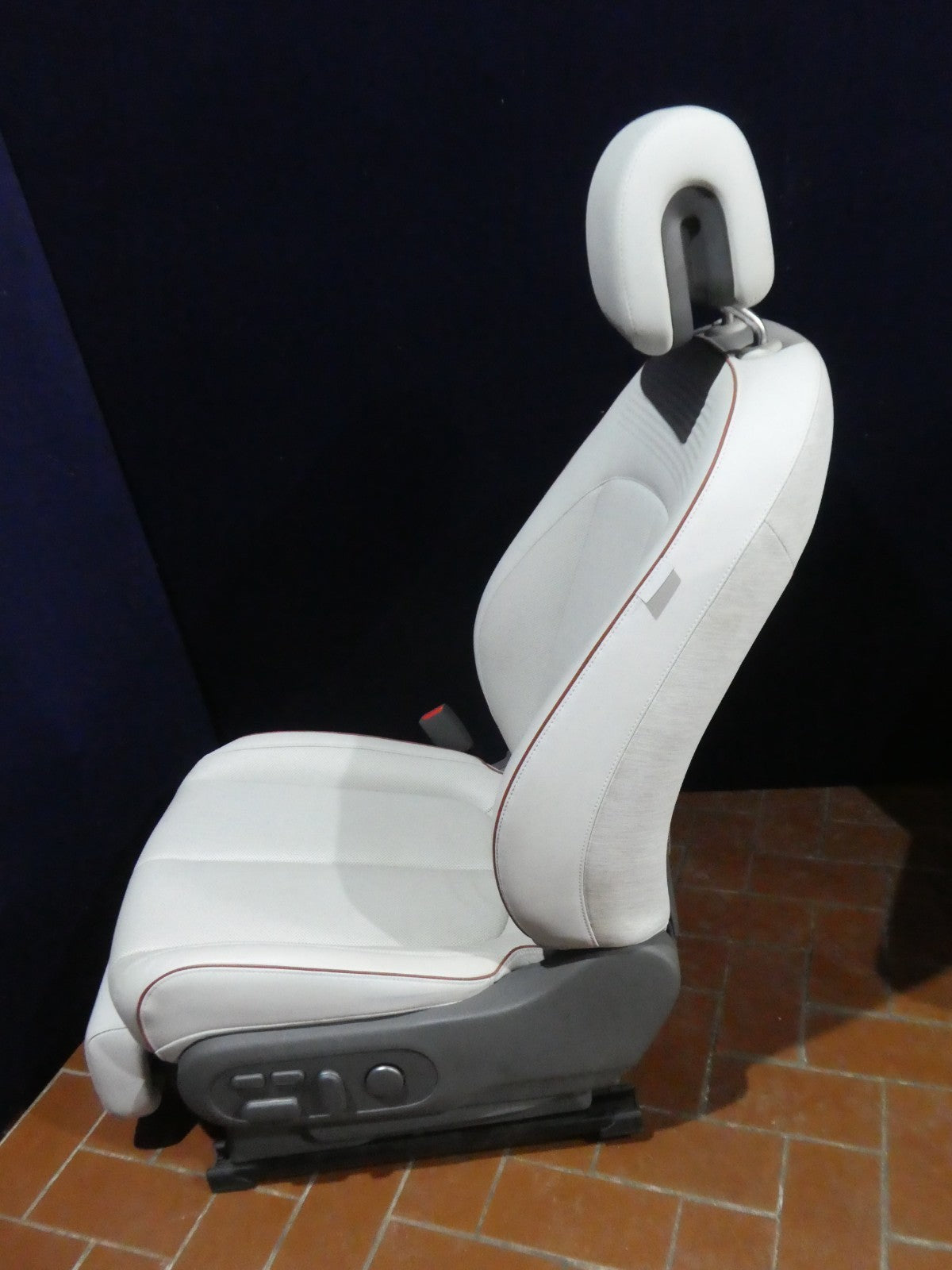 HYUNDAI IONIQ 5 Leder Sitze Vorne Links Weiß Leder wie NEU Relax ORIGINAL gebraucht - funktion