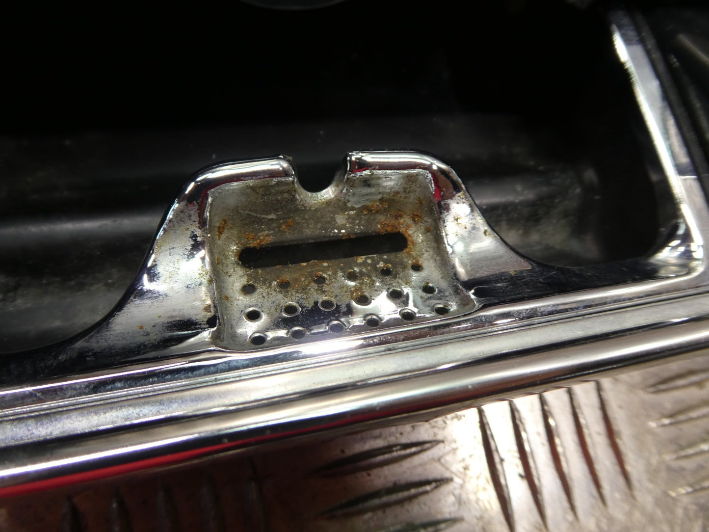 Mercedes-Benz W126 SEC C126 Aschenbecher vorne unvollständig