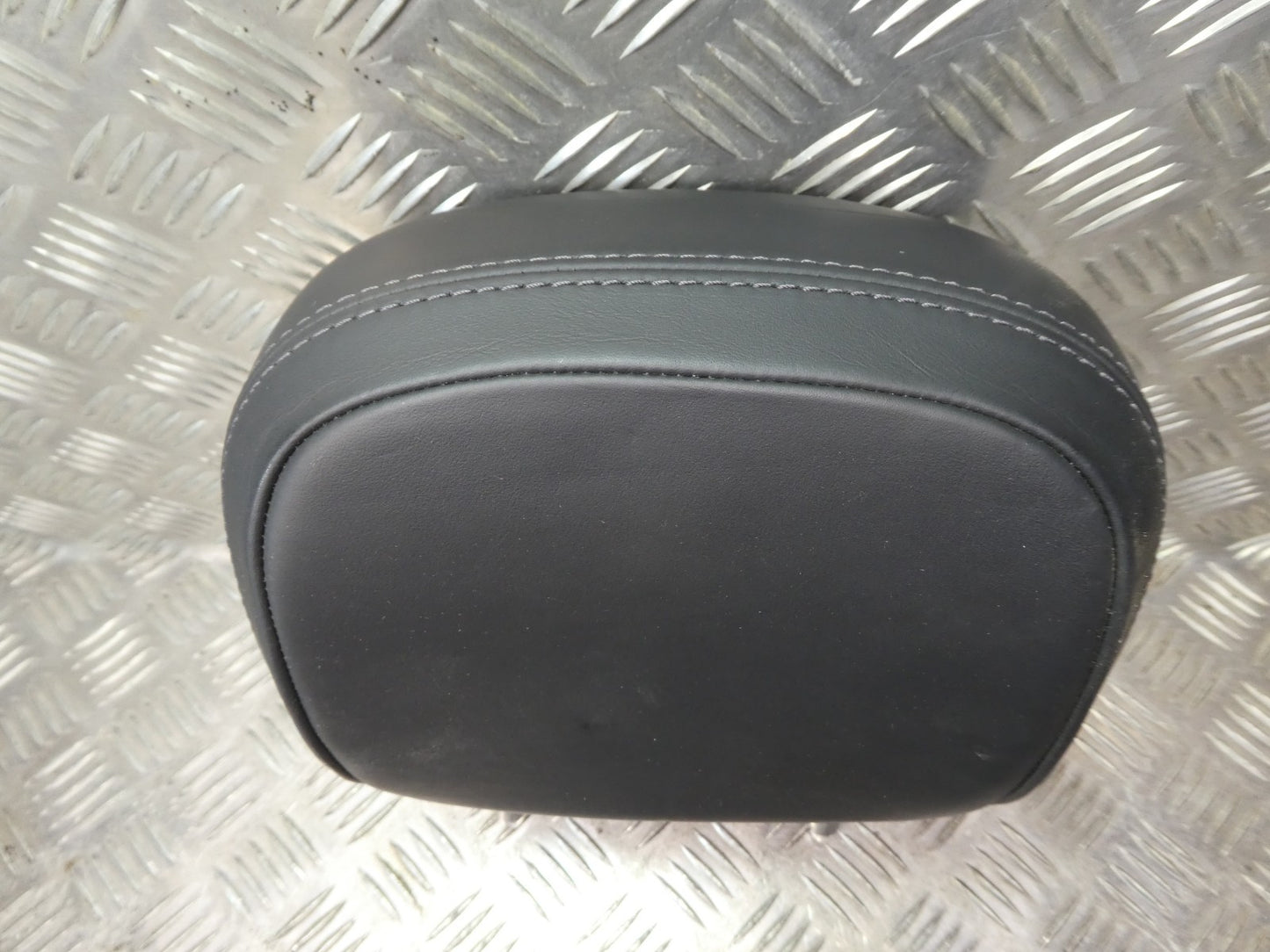Porsche Macan 95B Schwarz Leder Kopfstütze hinten rechts o. links . ORIGINAL gebraucht - NEUWERTIG