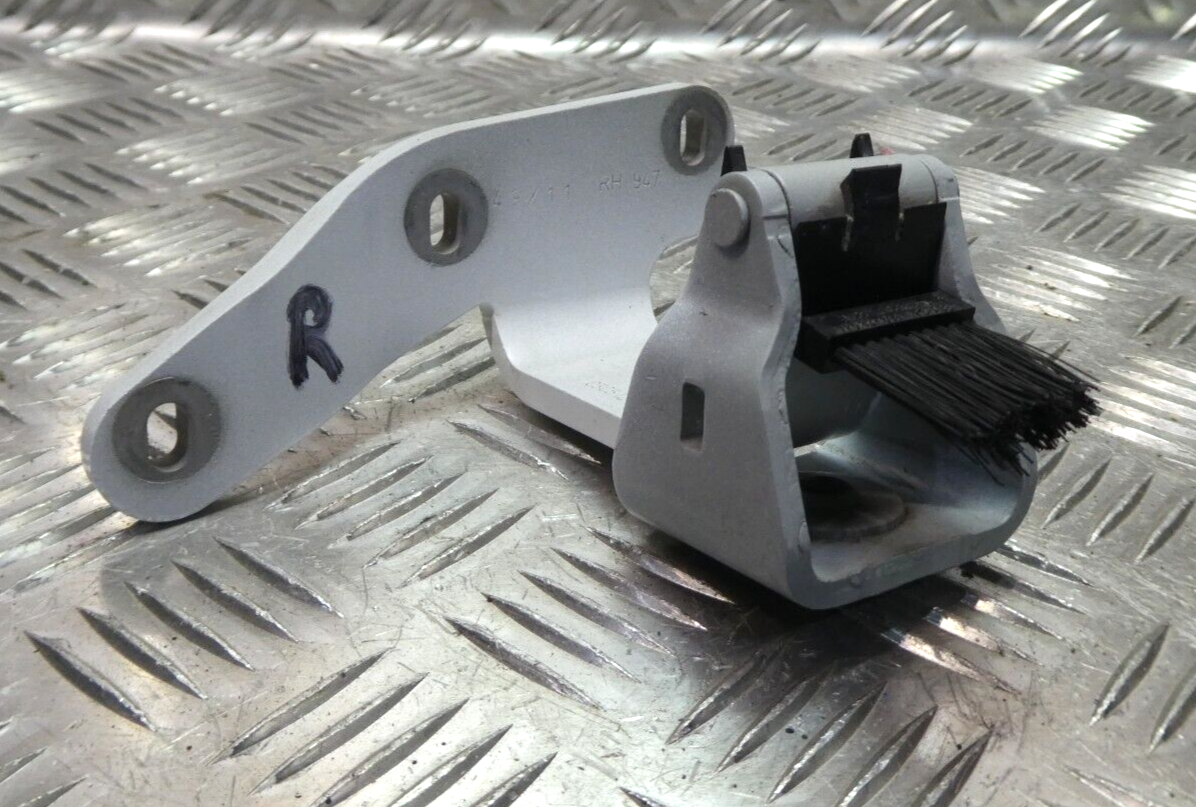 Porsche Cayenne 92A Heckklappescharnier rechts 7P5827302D+ 7P5827699A gebraucht - Original