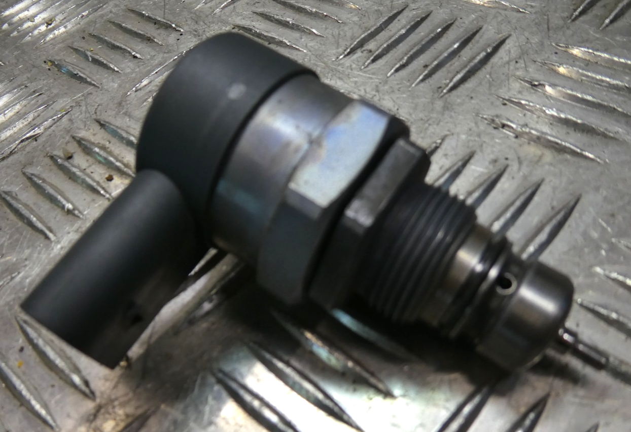 PORSCHE MACAN 3.0 TDI Kraftstoffdrucksensor Raildrucksensor ORIGINAL gebraucht - 057130764AE