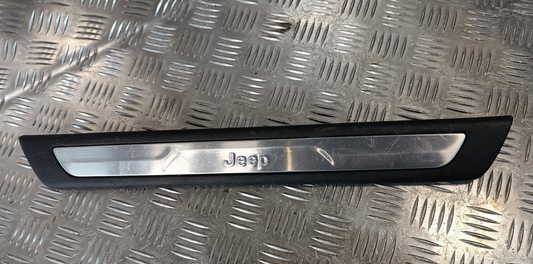 Jeep Grand WK2 Leiste Einstiegsleiste Vorne . P1NC80DX9AB ORIGINAL gebraucht - Cherokee